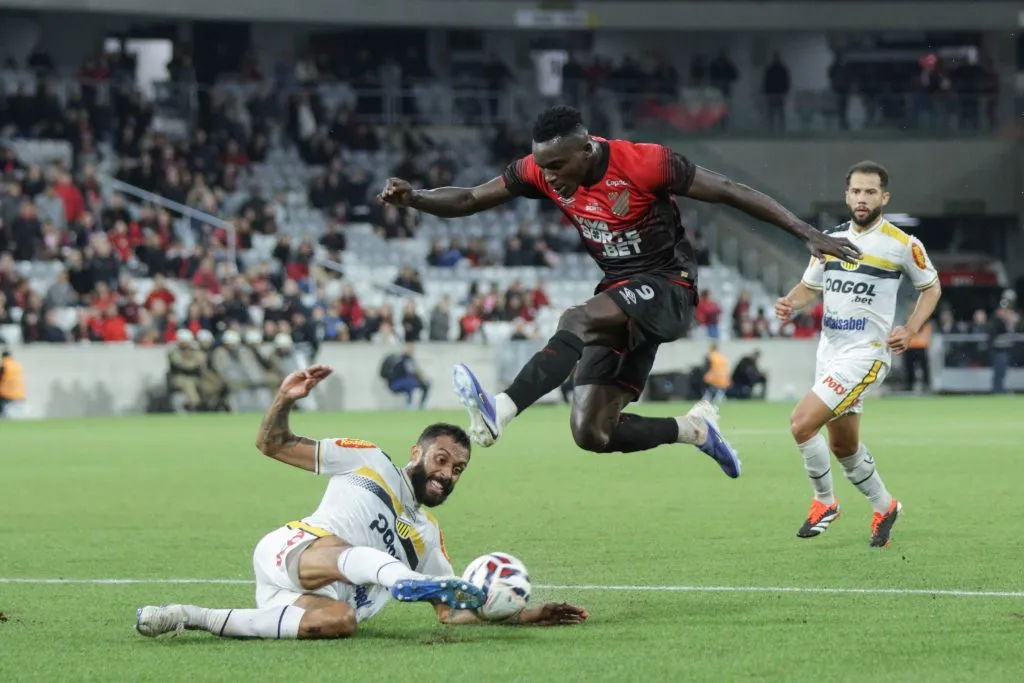 Kevin Viveros jogador do Athletico-PR disputa lance com jogador do Novorizontino durante partida – Foto: Robson Mafra/AGIF