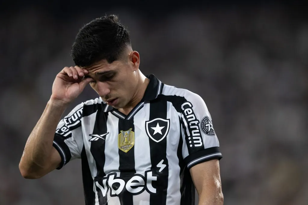 RJ – RIO DE JANEIRO – 20/09/2025 – BRASILEIRO A 2025, BOTAFOGO X ATLETICO-MG – Savarino jogador do Botafogo lamenta durante partida contra o Atletico-MG no estadio Engenhao pelo campeonato Brasileiro A 2025. Foto: Jorge Rodrigues/AGIF