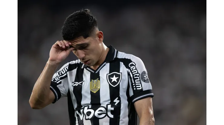 RJ - RIO DE JANEIRO - 20/09/2025 - BRASILEIRO A 2025, BOTAFOGO X ATLETICO-MG - Savarino jogador do Botafogo lamenta durante partida contra o Atletico-MG no estadio Engenhao pelo campeonato Brasileiro A 2025. Foto: Jorge Rodrigues/AGIF