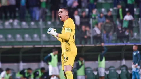 SC - CHAPECO - 16/09/2025 - BRASILEIRO B 2025, CHAPECOENSE X ATHLETICO-PR -Santos goleiro do Athletico-PR durante partida contra o Chapecoense no estadio Arena Conda pelo campeonato Brasileiro B 2025. Foto: Renato Padilha/AGIF