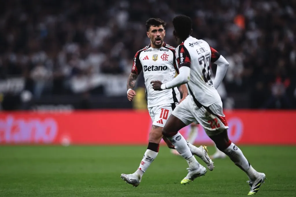 De Arrascaeta jogador do Flamengo comemora seu gol durante partida contra o Corinthians no estadio Arena Corinthians pelo campeonato Brasileiro A 2025. Foto: Ettore Chiereguini/AGIF