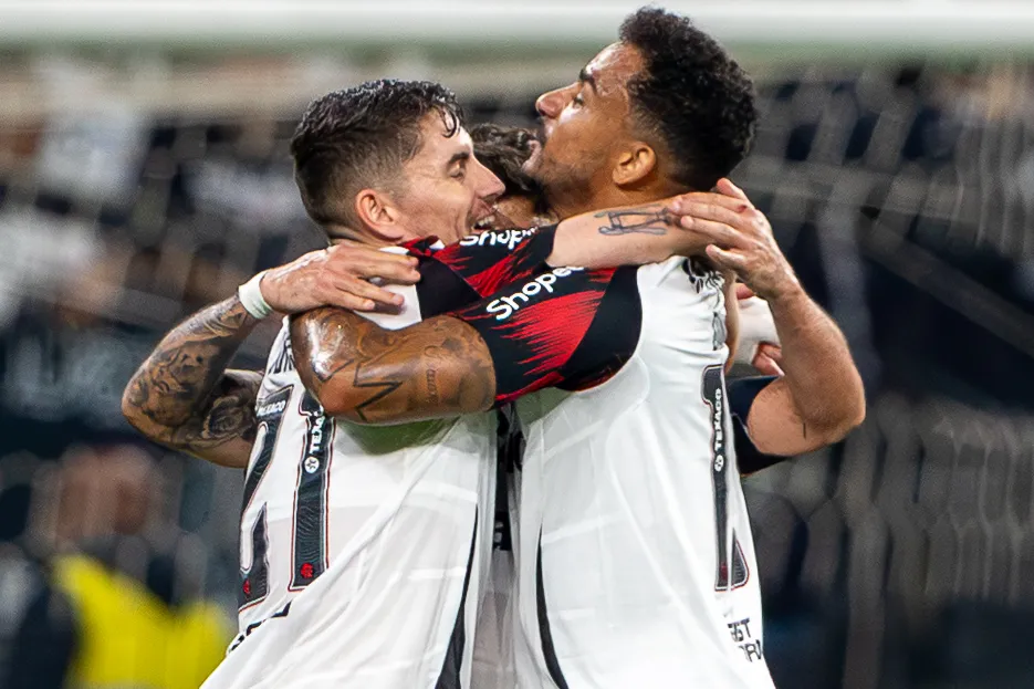 SP – SAO PAULO – 28/09/2025 – BRASILEIRO A 2025, CORINTHIANS X FLAMENGO – Jogadores do Flamengo comemoram vitoria ao final da partida contra o Corinthians no estadio Arena Corinthians pelo campeonato Brasileiro A 2025. Foto: Joisel Amaral/AGIF