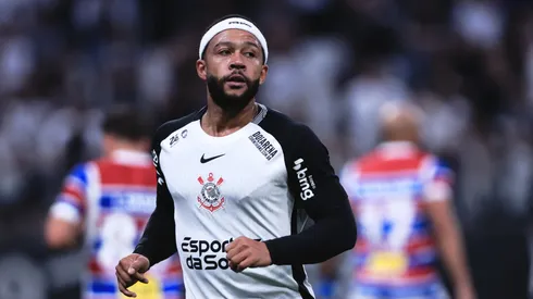 Memphis Depay jogador do Corinthians durante partida contra o Fortaleza no estádio Arena Corinthians pelo campeonato Brasileiro A 2025. Foto: Ettore Chiereguini/AGIF