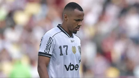 Marlon Freitas durante confronto contra o Fluminense no Campeonato Brasileiro de 2025.