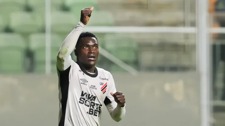 Viveros jogador do Athletico-PR comemora seu gol durante partida contra o America-MG no estadio Independencia pelo campeonato Brasileiro B 2025.