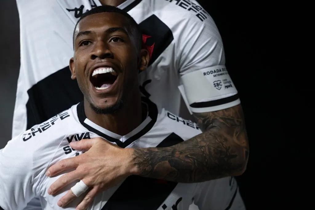Rayan jogador do Vasco comemora seu gol durante partida contra o Cruzeiro no estadio Sao Januario pelo campeonato Brasileiro A 2025. Foto: Jorge Rodrigues/AGIF