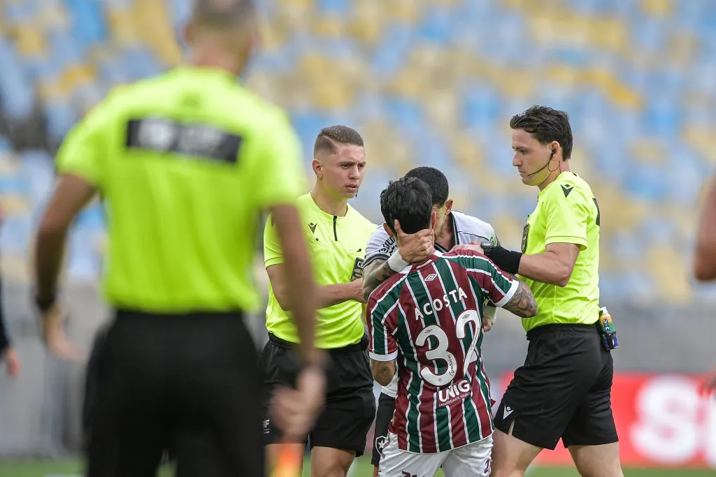 Lucho Acosta jogador do Fluminense disputa lance com Santi Rodriguez jogador do Botafogo durante partida no estadio Maracana pelo campeonato Brasileiro A 2025. Foto: Thiago Ribeiro/AGIF