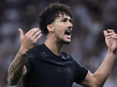 Gustavo Henrique reclama do segundo gol do Flamengo em derrota do Corinthians