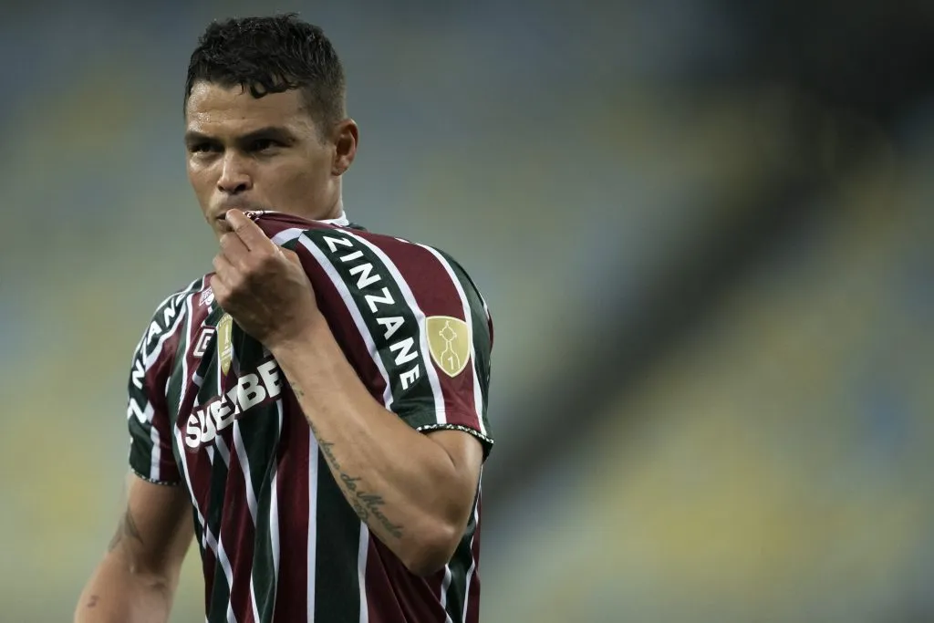 Thiago Silva beija o escudo do Fluminense. Foto: Jorge Rodrigues/AGIF