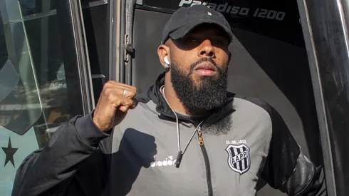 Sergio Raphael jogador do Ponte Preta durante chegada da equipe para partida contra o Itabaiana no estadio Moises Lucarelli pelo campeonato Brasileiro C 2025. Foto: Anderson Romao/AGIF