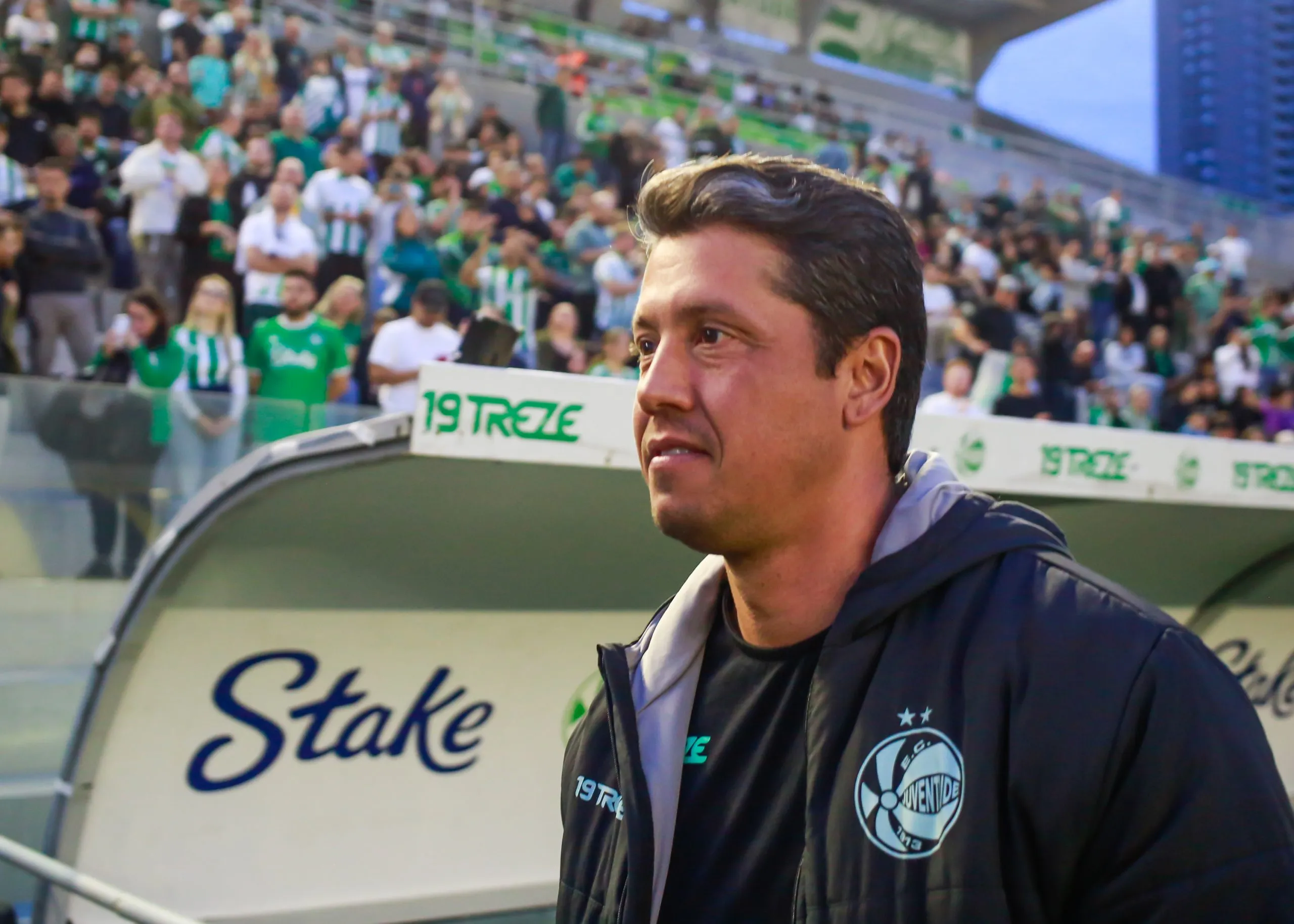 Thiago Carpini durante partida contra o Internacional no Campeonato Brasileiro de 2025. Foto: Luiz Erbes/AGIF
