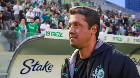 RS – CAXIAS DO SUL – 27/09/2025 – BRASILEIRO A 2025, JUVENTUDE X INTERNACIONAL – Thiago Carpini tecnico do Juventude durante partida contra o Internacional no estadio Alfredo Jaconi pelo campeonato Brasileiro A 2025. Foto: Luiz Erbes/AGIF