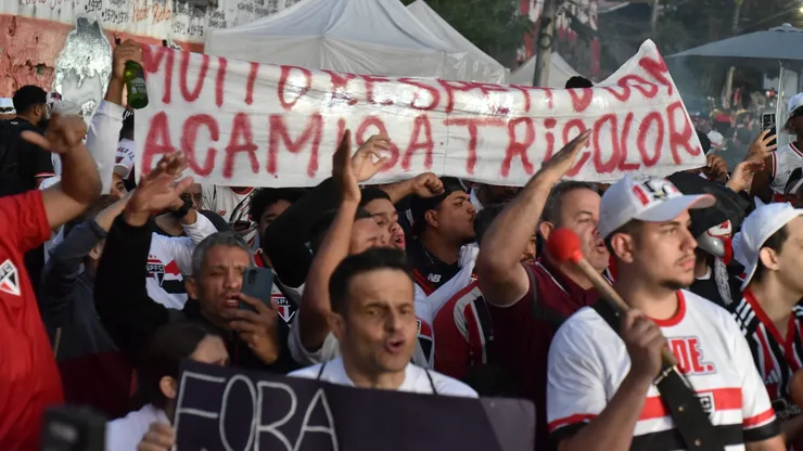 Torcida do Sao Paulo protesta antes da partida contra Ceara no estadio Morumbi pelo campeonato Brasileiro A 2025. Foto: Jota Erre/AGIF