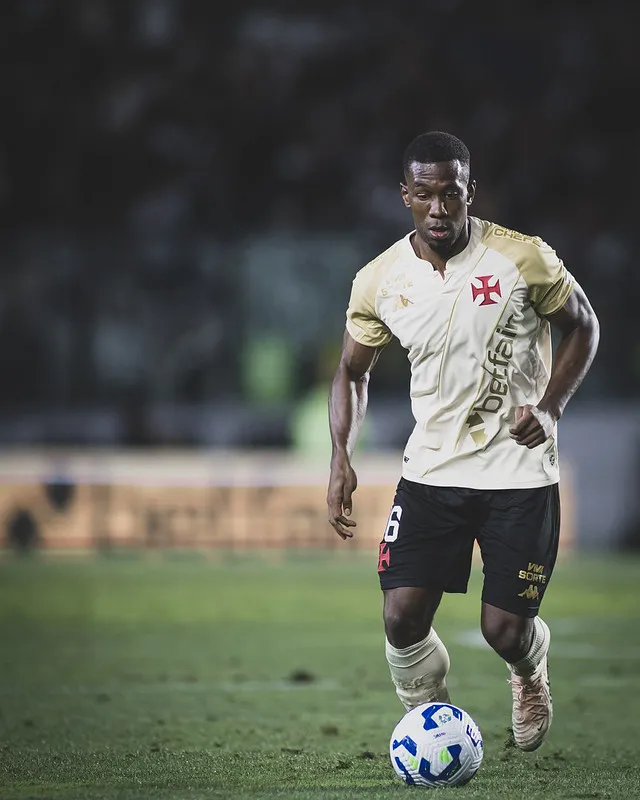 Carlos Cuesta atuando no Vasco contra o Cruzeiro – &nbsp;Foto: Reprodução/Matheus Lima/Vasco