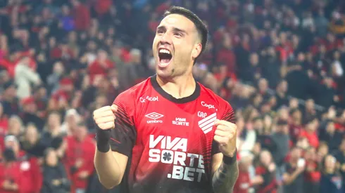 Benavidez jogador do Athletico-PR comemora seu gol durante partida contra o Operario no estadio Arena da Baixada pelo campeonato Brasileiro B 2025. Foto: Gabriel Machado/AGIF