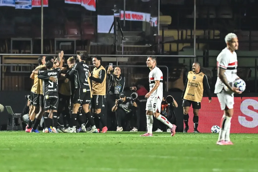 Pedro Henrique jogador do Ceara comemora seu gol com jogadores do seu time durante partida contra o Sao Paulo no estadio Morumbi pelo campeonato Brasileiro A 2025.  Foto: Jota Erre/AGIF
