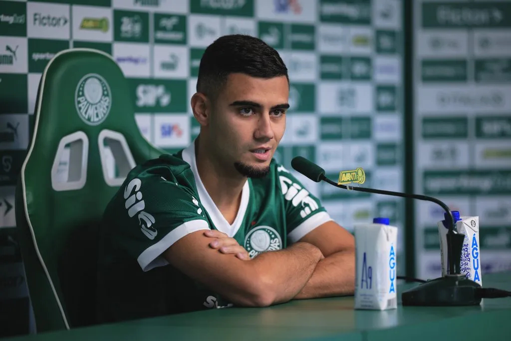SP – SAO PAULO – 11/09/2025 – PALMEIRAS, APRESENTACAO ANDREAS PEREIRA – Andreas Pereira fala aos jornalista durante sua apresentacao oficial como jogador do Palmeiras em coletiva de imprensa realizada no CT Academia de Futebol. Foto: Ettore Chiereguini/AGIF