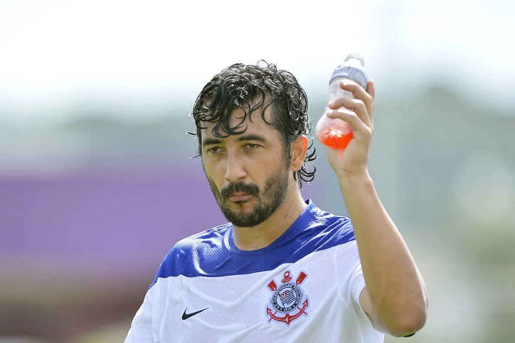 SAO PAULO – SP – 16/01/2014 – TREINO DO CORINTHIANS – Douglas durante treino do Corinthians no CT Joaquim Grava. Foto: Mauro Horita/AGIF