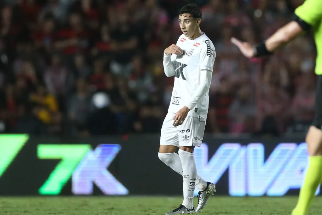 PE – RECIFE – 26/07/2025 – BRASILEIRO A 2025, SPORT X SANTOS – Gabriel Bontempo jogador do Santos comemora seu gol durante a partida entre Sport e Santos no Estadio da Ilha do Retiro em Recife (PE), pelo campeonato brasileiro Serie A. Foto: Marlon Costa/AGIF