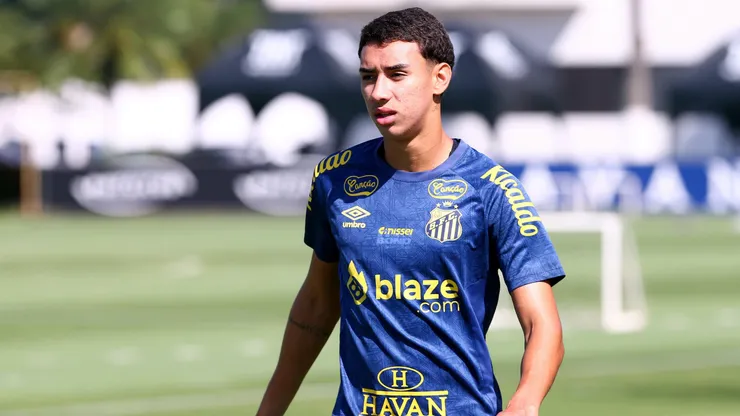 Treino do Santos FC nesta manha no CT Rei Pele na baixada santista, na foto o meia Gabriel Bontempo.