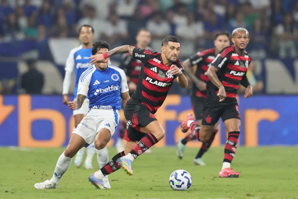 MG – BELO HORIZONTE – 04/05/2025 – BRASILEIRO A 2025, CRUZEIRO X FLAMENGO – Arrascaeta jogador do Flamengo durante partida contra o Cruzeiro no estadio Mineirao pelo campeonato Brasileiro A 2025. Foto: Gilson Lobo/AGIF