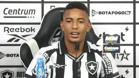 Foto: Vitor Silva/Botafogo – Jordan Barrera durante apresentação no Botafogo.