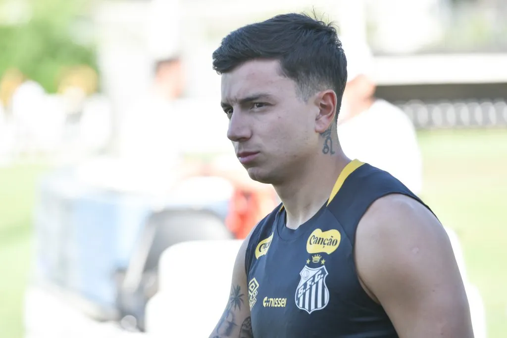 SP – SANTOS – 15/05/2025 – SANTOS, TREINO -Alvaro Barreal, jogador do Santos durante treino no estadio CT Rei Pele. Foto: Jota Erre/AGIF