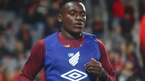 Kevin Viveros durante confronto contra o Goiás na Série B de 2025. Foto: Gabriel Machado/AGIF