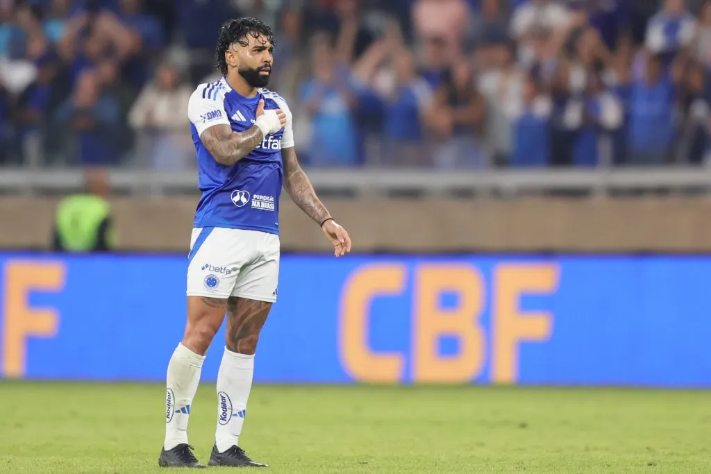MG – BELO HORIZONTE – 30/08/2025 – BRASILEIRO A 2025, CRUZEIRO X SAO PAULO – Gabriel Barbosa Gabigol jogador do Cruzeiro e ovacionado e tem cantado um parabens para voce pela torcida ao final da partida contra o Sao Paulo no estadio Mineirao pelo campeonato Brasileiro A 2025. Foto: Gilson Lobo/AGIF