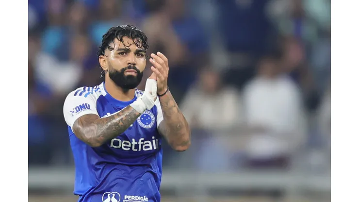MG - BELO HORIZONTE - 30/08/2025 - BRASILEIRO A 2025, CRUZEIRO X SAO PAULO - Gabriel Barbosa Gabigol jogador do Cruzeiro e ovacionado e tem cantado um parabens para voce pela torcida ao final da partida contra o Sao Paulo no estadio Mineirao pelo campeonato Brasileiro A 2025. Foto: Gilson Lobo/AGIF