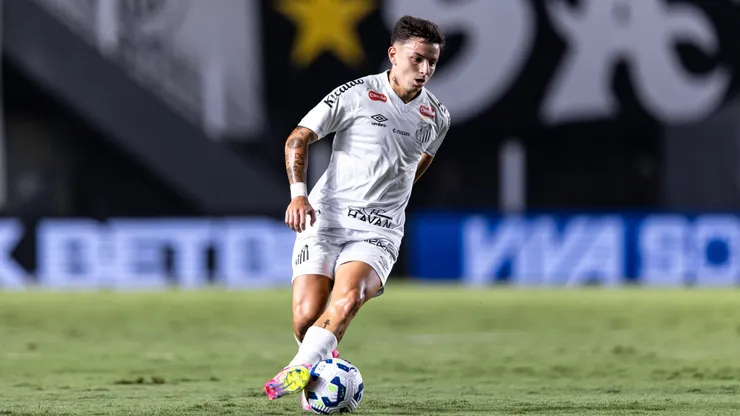 Alvaro Barreal jogador do Santos durante partida contra o Atletico-MG no estadio Vila Belmiro pelo campeonato Brasileiro A 2025.