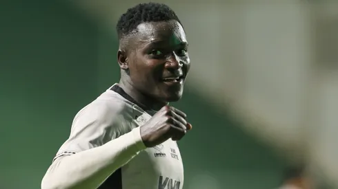 Kevin Viveros durante confronto contra o América-MG na Série B de 2025. Foto: Gilson Lobo/AGIF