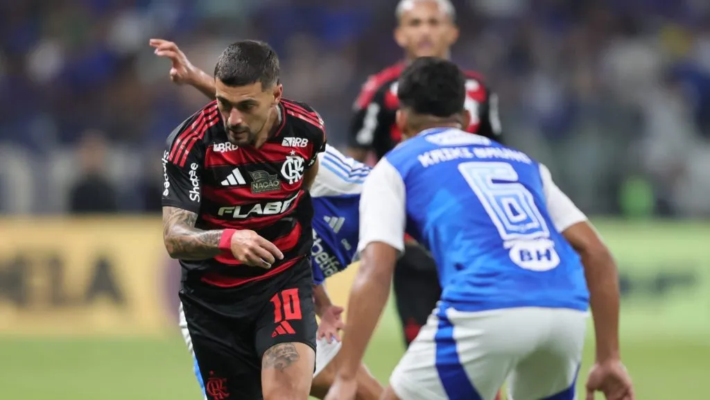 Arrascaeta em partida diante do Cruzeiro. Foto: Gilson Lobo/AGIF