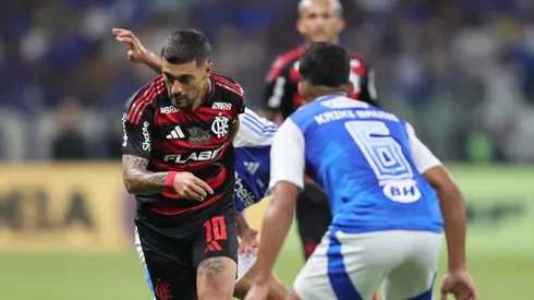 Arrascaeta jogador do Flamengo durante partida contra o Cruzeiro no estadio Mineirao pelo campeonato Brasileiro A 2025. Foto: Gilson Lobo/AGIF