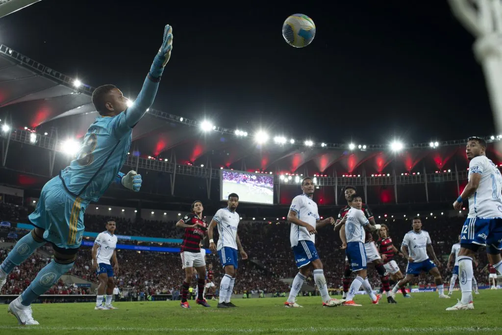 Anderson goleiro do Cruzeiro no lance do gol de Fabricio Bruno jogador do Flamengo durante partida no estadio Maracana pelo campeonato Brasileiro A 2024. Foto: Jorge Rodrigues/AGIF