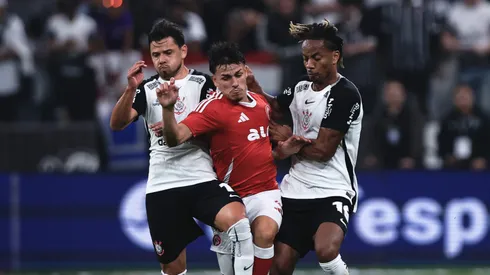 Romero jogador do Corinthians disputa lance com Bernabei jogador do Internacional durante partida no estadio Arena Corinthians pelo campeonato Brasileiro A 2025. Foto: Ettore Chiereguini/AGIF