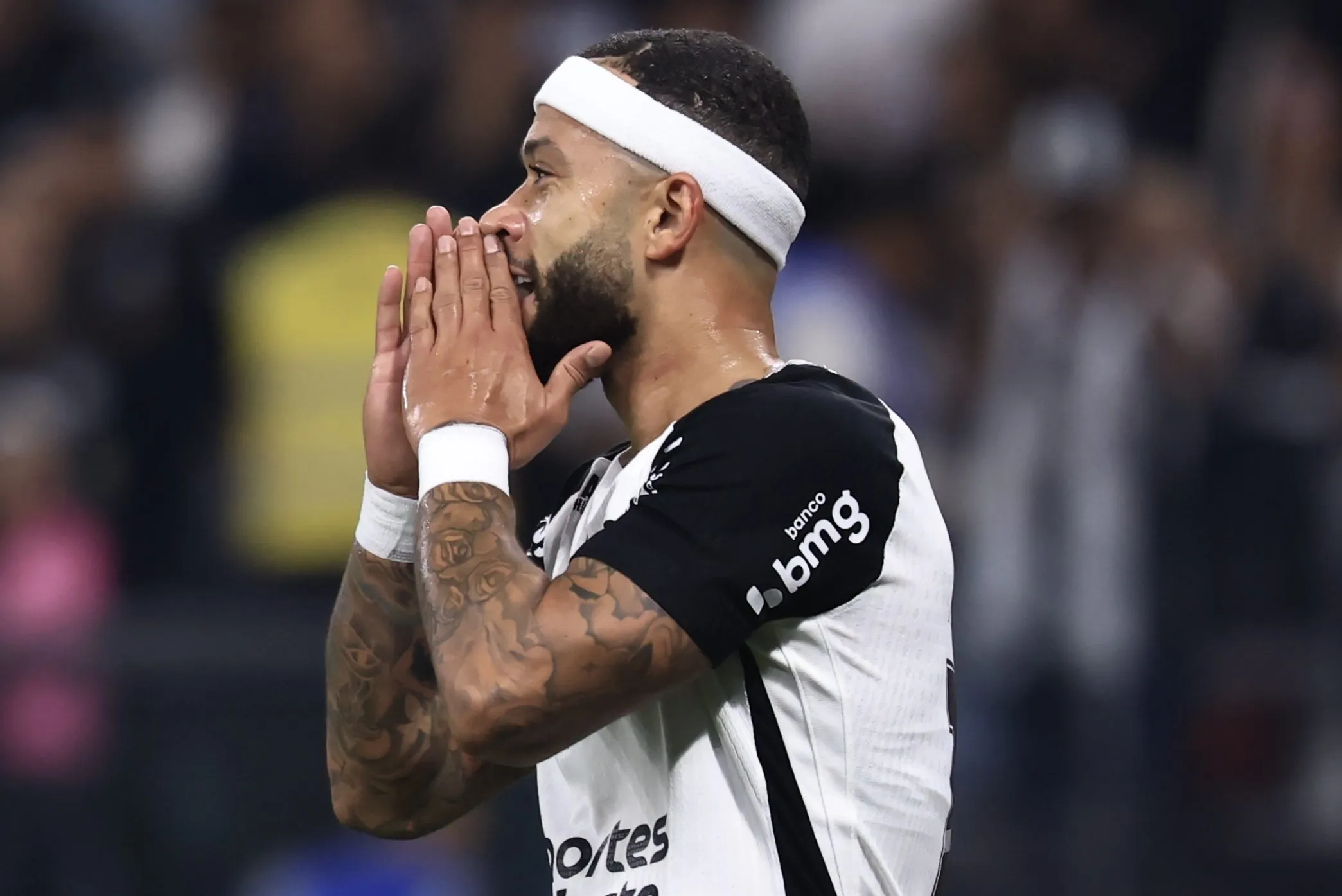 Memphis Depay jogador do Corinthians lamenta durante partida contra o Internacional no estadio Arena Corinthians pelo campeonato Brasileiro A 2025. Foto: Marcello Zambrana/AGIF
