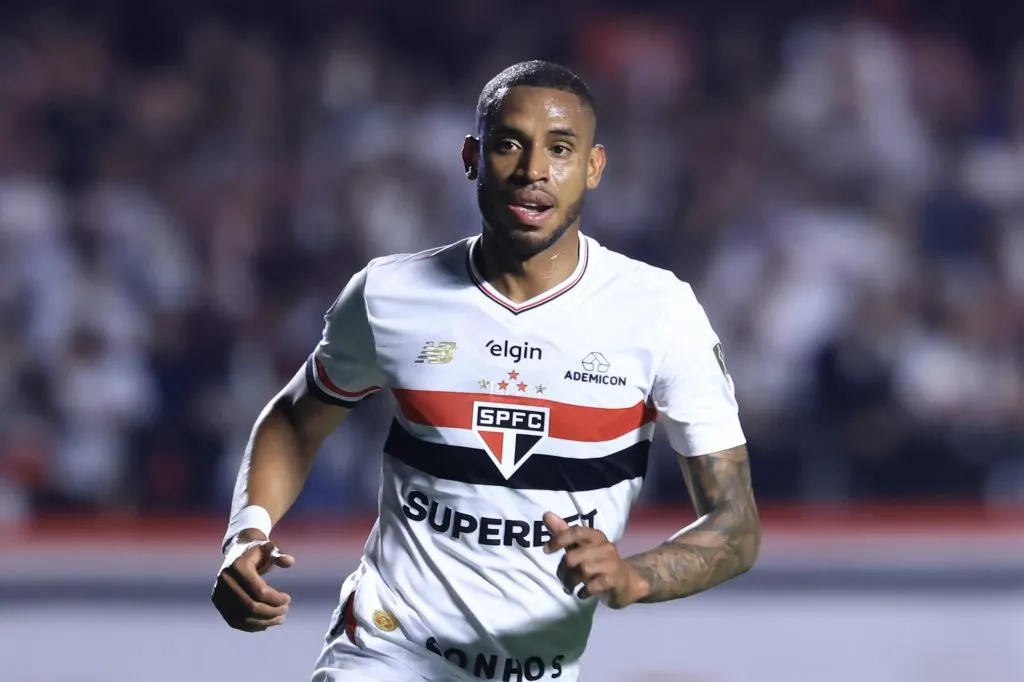 André Silva durante partida contra o Atlético Nacional na Copa Libertadores de 2025. Foto: Marcello Zambrana/AGIF