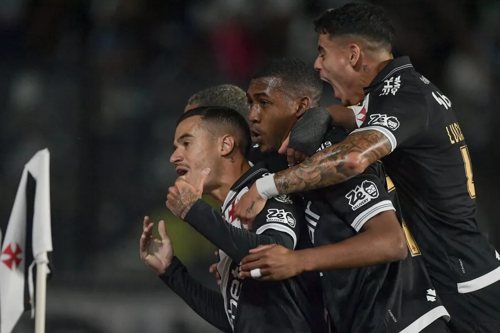 Coutinho jogador do Vasco comemora seu gol com jogadores do seu time durante partida contra o Ceara no estadio Sao Januario pelo campeonato Brasileiro A 2025. Foto: Thiago Ribeiro/AGIF