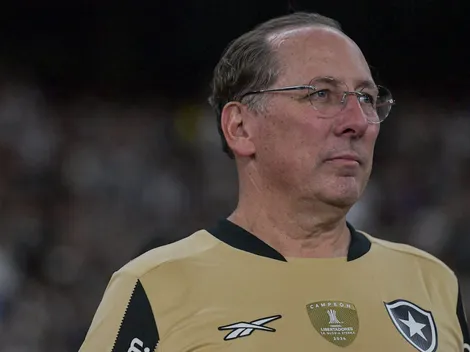Torcida do Botafogo realiza protesto contra Textor