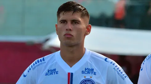 Ramos Mingo, jogador do Bahia durante execucao do hino nacional antes da partida contra o Vitoria no estadio Barradao pelo campeonato Baiano 2025. Foto: Walmir Cirne/AGIF