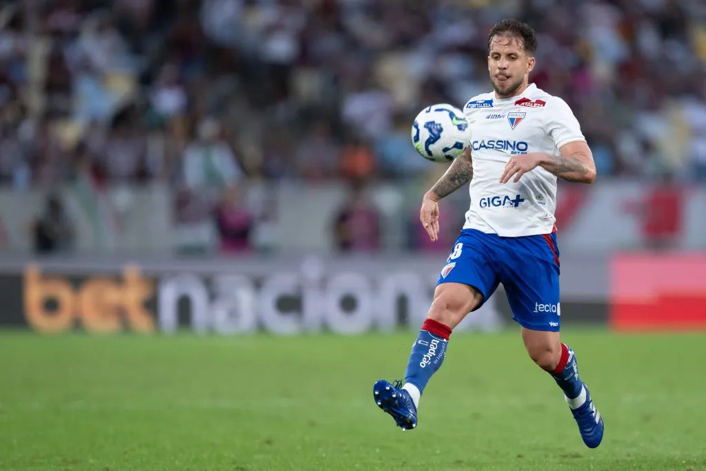 Lucas Sasha jogador do Fortaleza durante partida contra o Fluminense pelo campeonato Brasileiro A 2025. Foto: Jorge Rodrigues/AGIF