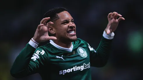 SP – SAO PAULO – 13/09/2025 – BRASILEIRO A 2025, PALMEIRAS X INTERNACIONAL – Vitor Roque jogador do Palmeiras comemora seu gol durante partida contra o Internacional no estadio Arena Allianz Parque pelo campeonato Brasileiro A 2025. Foto: Ettore Chiereguini/AGIF