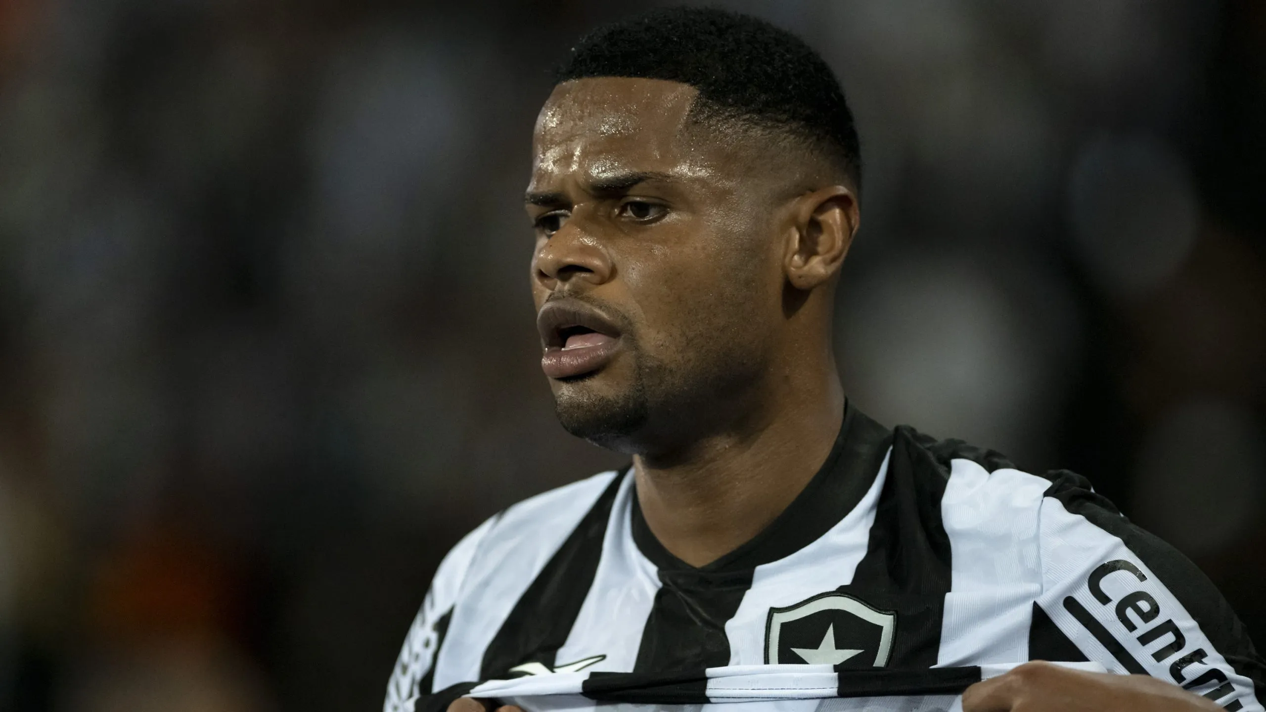 Júnior Santos em duelo do Botafogo. Foto: Jorge Rodrigues/AGIF