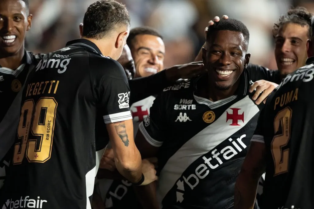 Cuesta jogador do Vasco comemora seu gol com jogadores do seu time durante partida contra o Ceara no estadio Sao Januario pelo campeonato Brasileiro A 2025. Foto: Jorge Rodrigues/AGIF