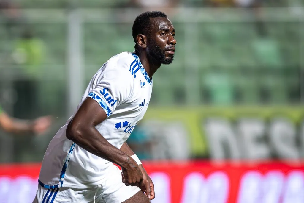 MG – BELO HORIZONTE – 05/02/2025 – MINEIRO 2025, AMERICA-MG X CRUZEIRO – Bolasie jogador do Cruzeiro comemora seu gol durante partida contra o America-MG no estadio Independencia pelo campeonato Mineiro 2025. Foto: Alessandra Torres/AGIF