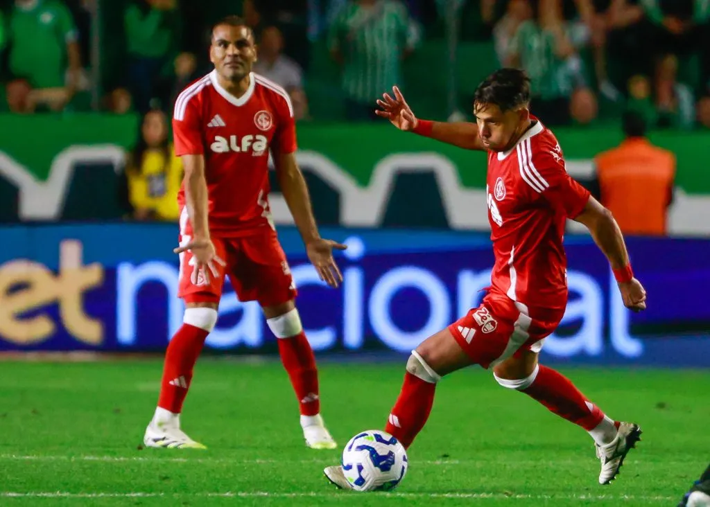 RS – CAXIAS DO SUL – 27/09/2025 – BRASILEIRO A 2025, JUVENTUDE X INTERNACIONAL – Oscar Romero jogador do Internacional durante partida contra o Juventude no estadio Alfredo Jaconi pelo campeonato Brasileiro A 2025. Foto: Luiz Erbes/AGIF