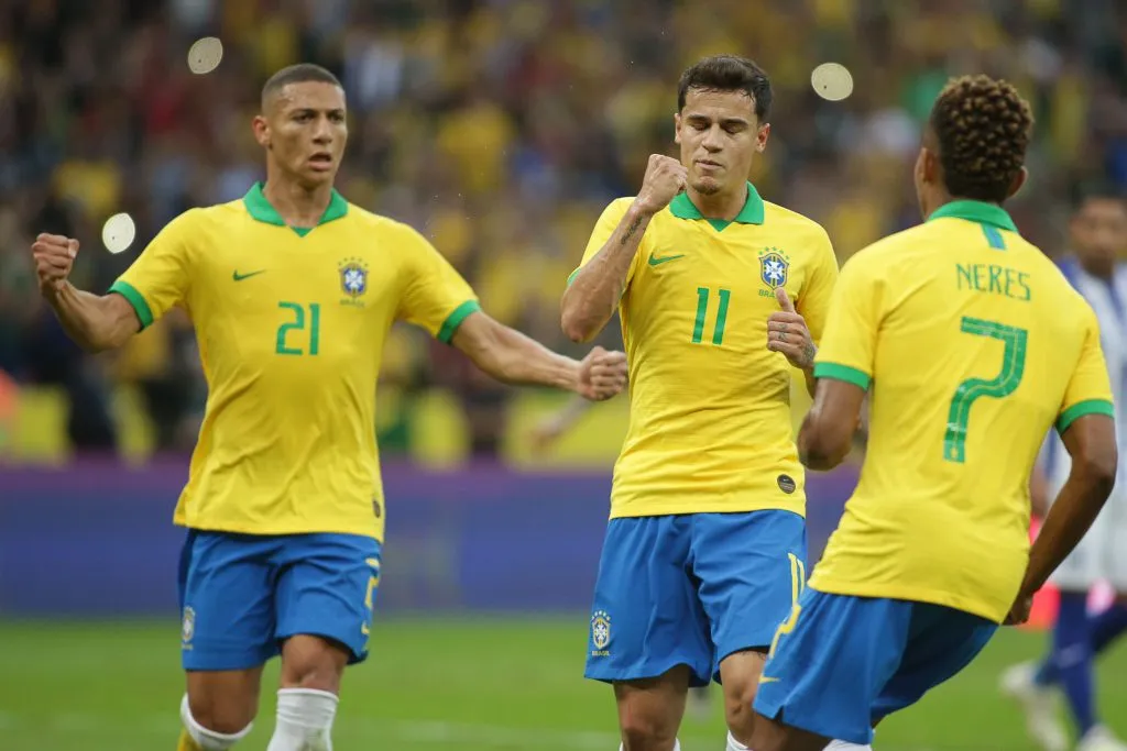Philipe Coutinho do Brasil comemora seu gol com o David Neres e Richarlison durante partida contra o Honduras no estadio Beira-Rio durante Amistoso. Foto: Guilherme Hahn/AGIF