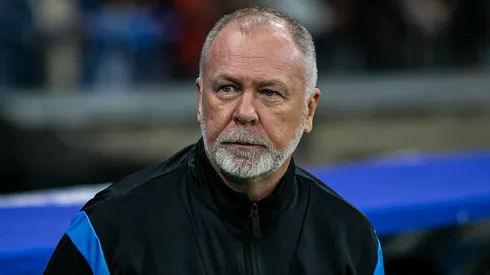 Mano Menezes tem sofrido para escalar o Grêmio devido aos desfalques