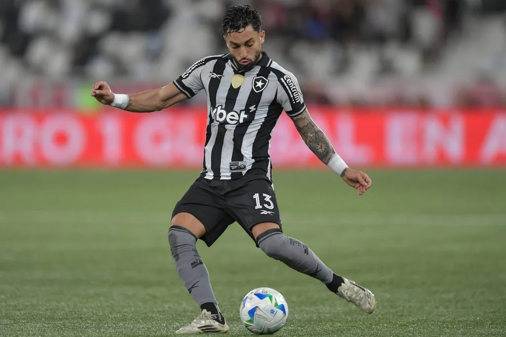 Alex Telles jogador do Botafogo durante partida contra o LDU -Foto: Thiago Ribeiro/AGIF